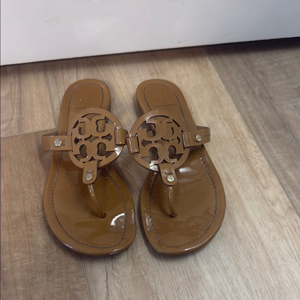 Tory Burch Patent Leather Logo Thong Sandals in Cognac